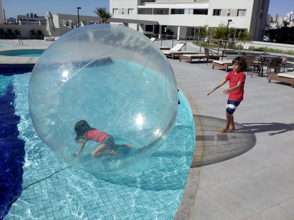 Water Ball Bolha maluca na piscina em BH